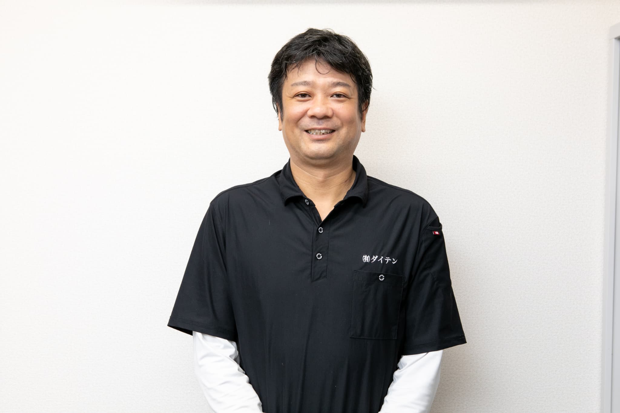 床を塗装する男性作業員