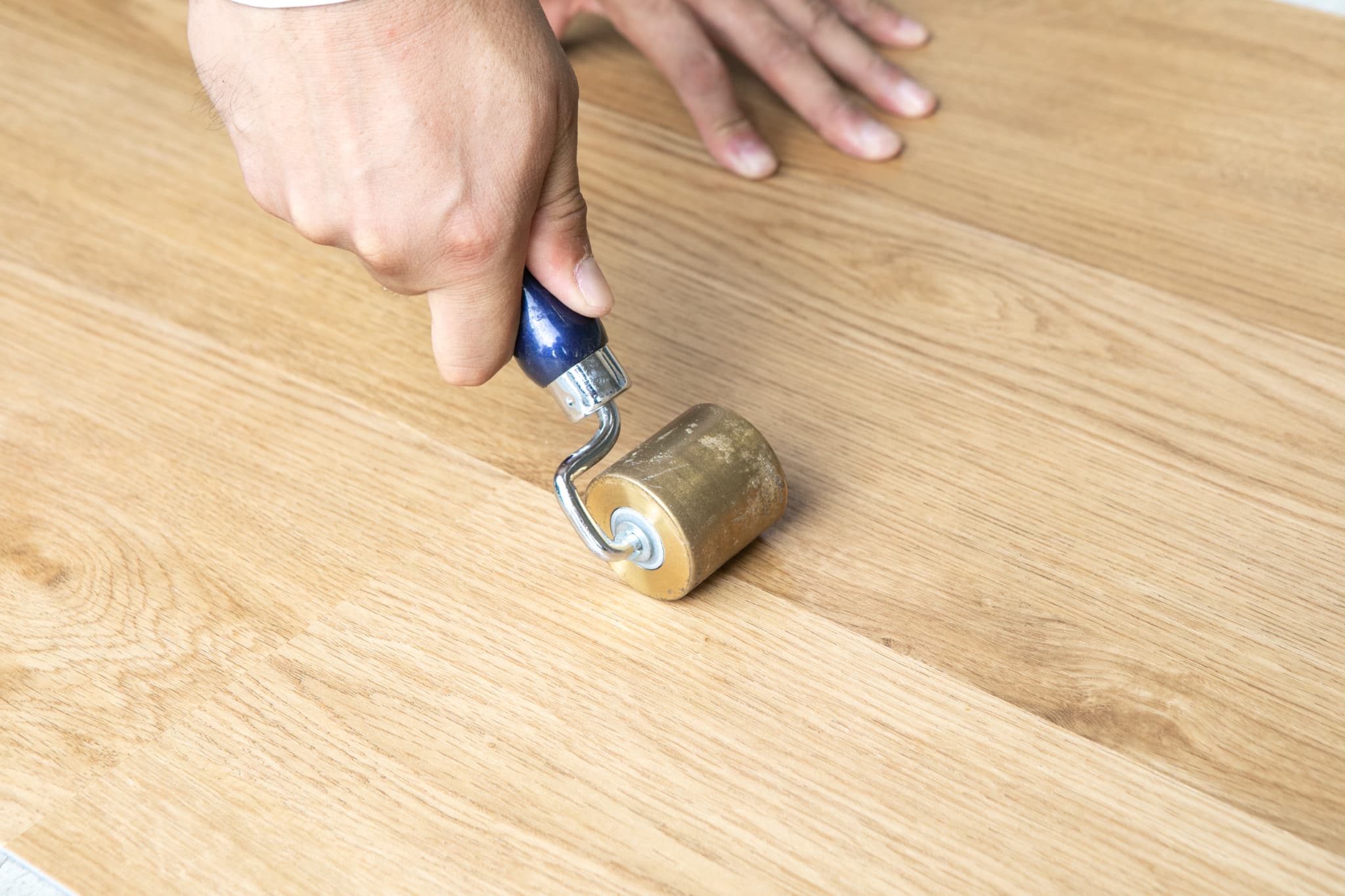 灰色の塗装が施されたベランダ