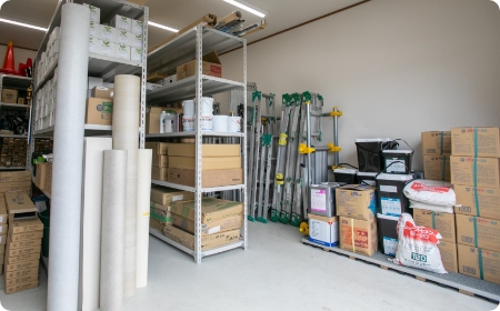 窓枠を塗装する男性作業員