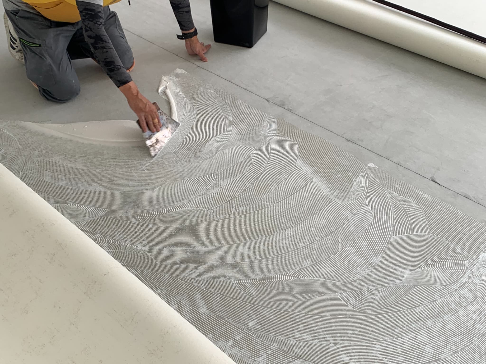 壁に塗装する男性作業員