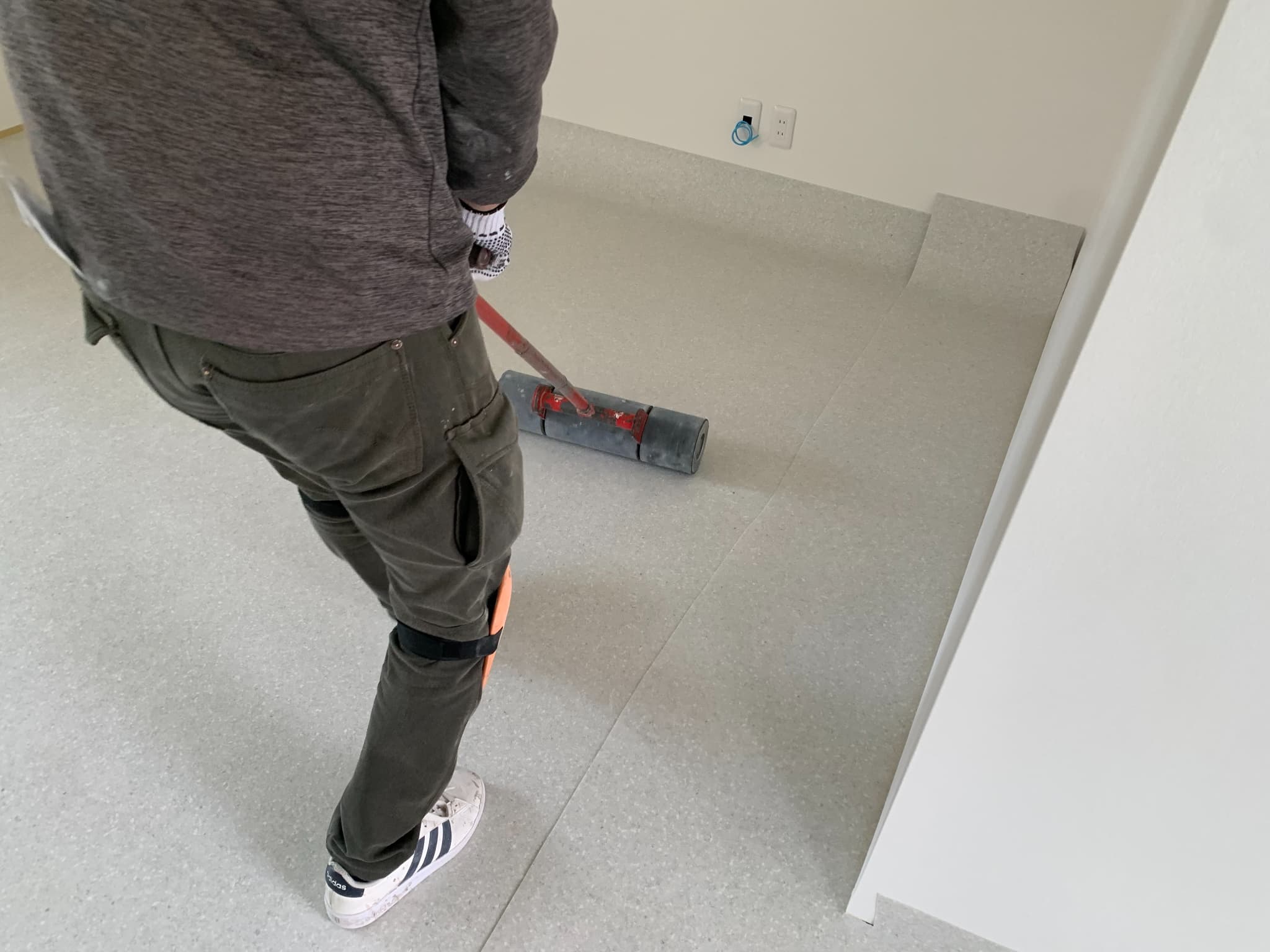 床に塗装する男性作業員