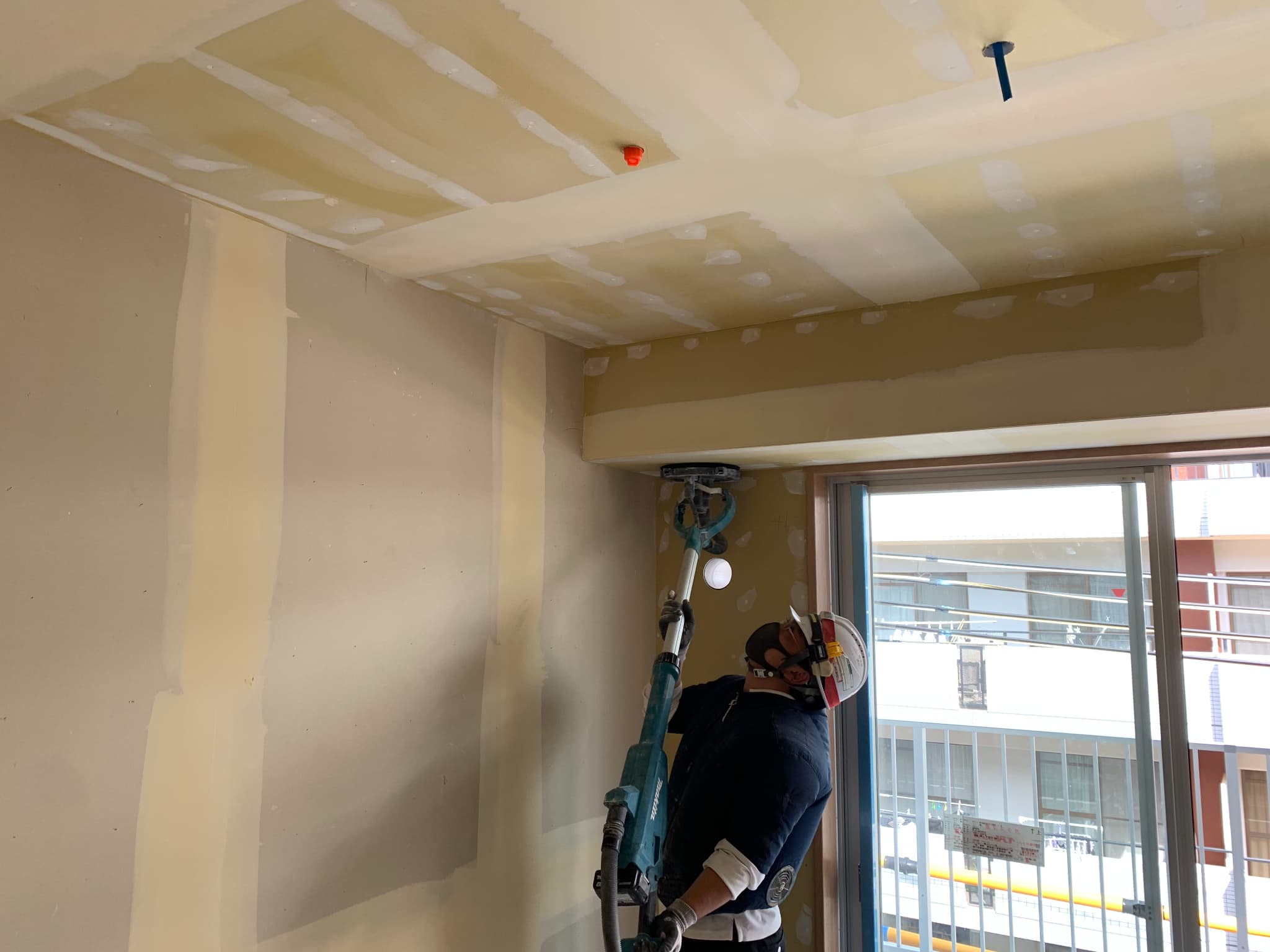 床を塗装する男性作業員