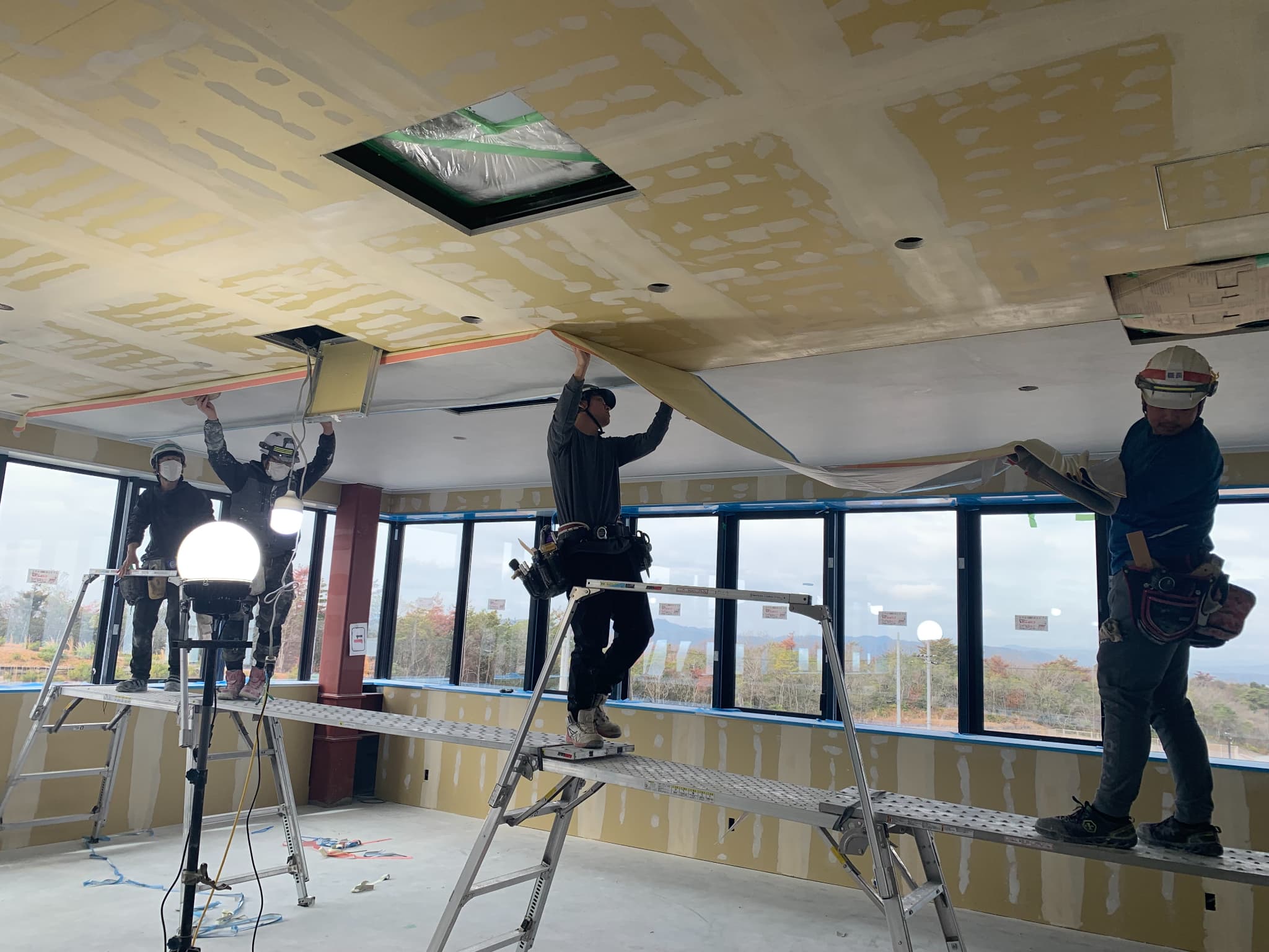 タブレットで建物の様子を確認する現場作業員