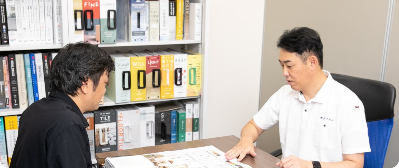 設計図を確認する現場作業員