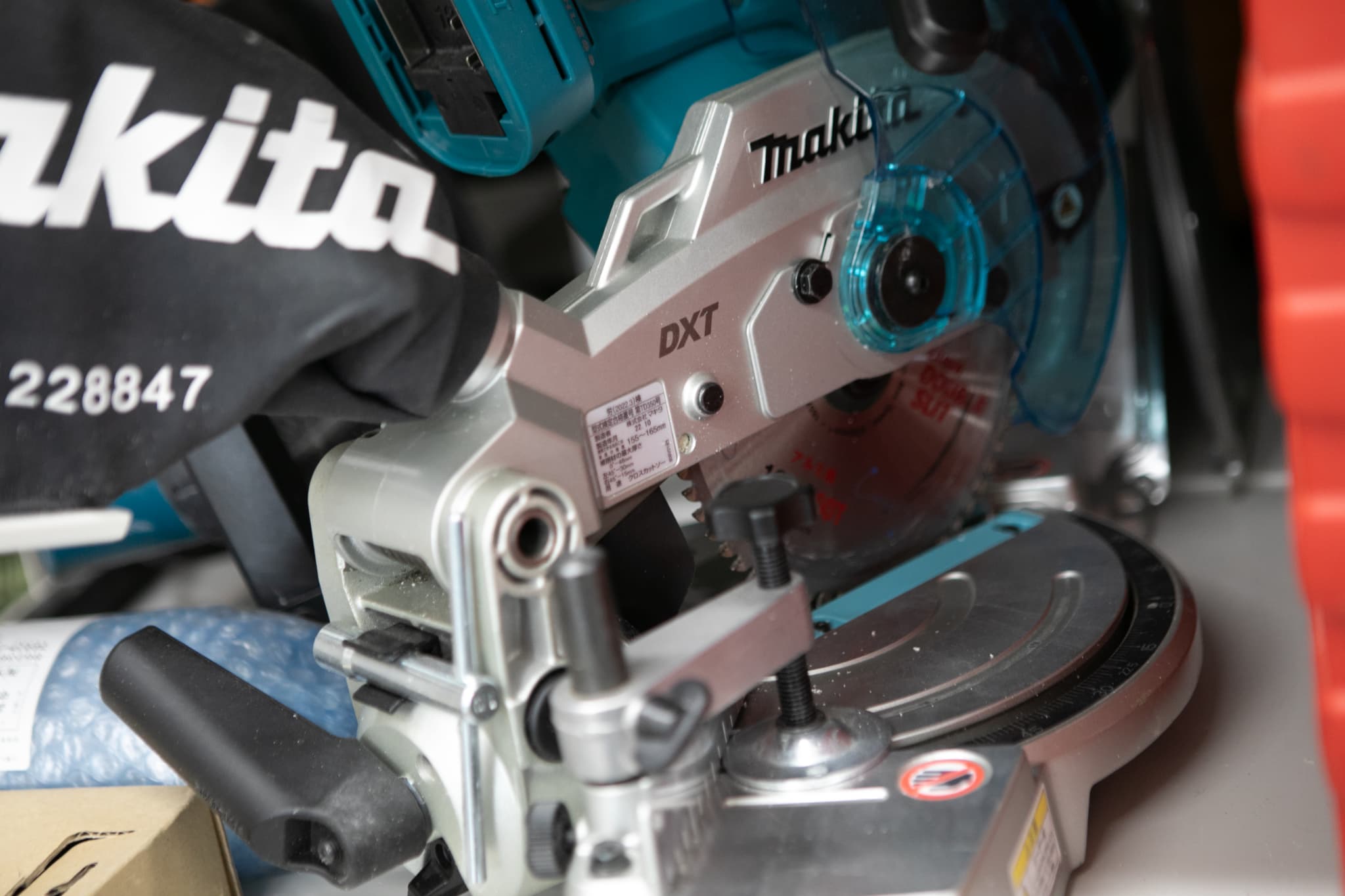 内装を検査する作業員