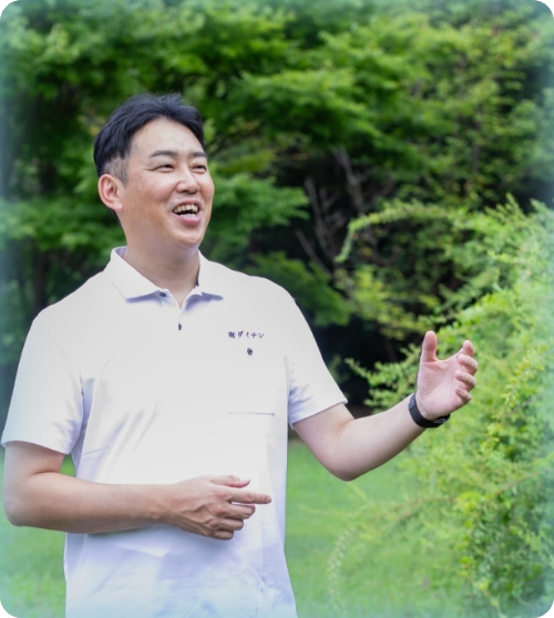 内装工事中の吹き抜けた建物の内観