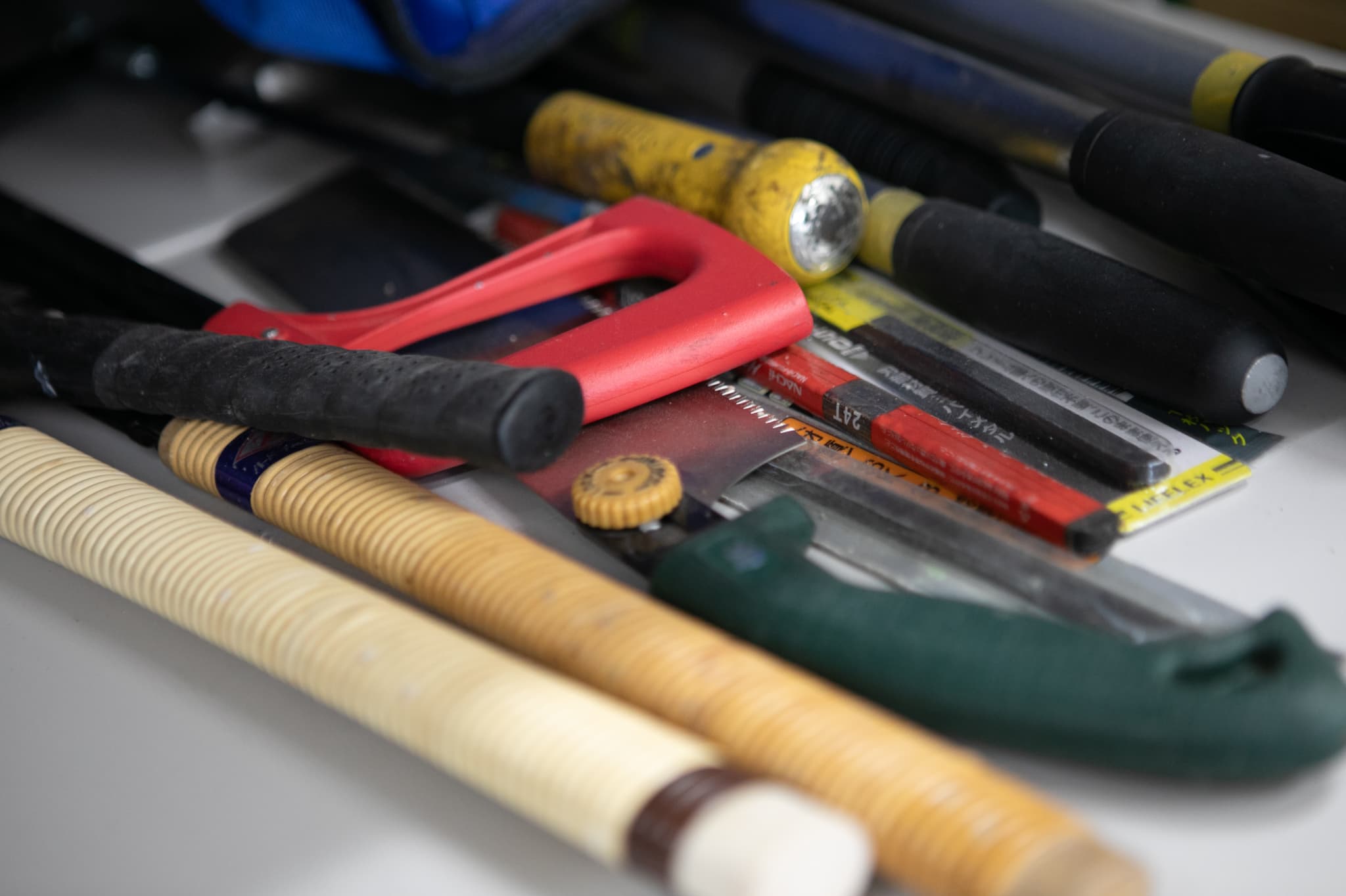 屋根から見た町の景色と塗装道具の入ったバケツ