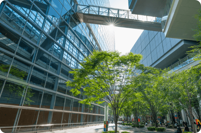 ガラス張りの商業施設と中庭の木